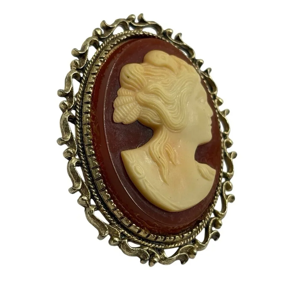 Vintage Cameo Brooch Pin‎ Signed JJ Jonette Gold Tone Resin Open Work Filigree